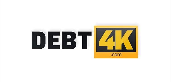 DEBT4k. Die Hausfrau Victoria Pure löst das Problem, den Sammlerschwanz zu bedienen